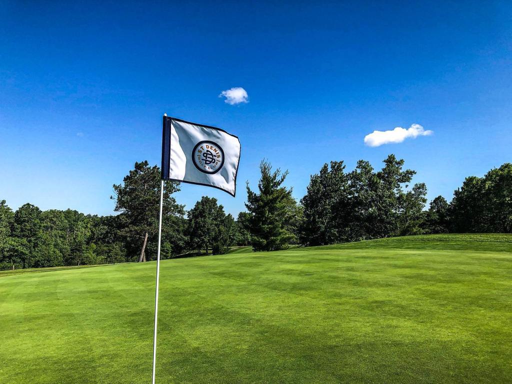 flag on golf course 